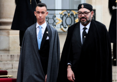 صورة أرشيفية للعاهل المغربي محمد السادس وابنه البكر