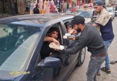 شبان يوزعون الحلويات في خانيونس مع إعلان مقتل الجندي الاسرائيلي