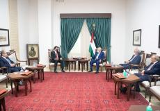 الرئيس عباس أثناء لقاء السفير التونسي الحبيب بن فرح (تصوير/ وفا)