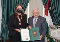 الرئيس عباس يمنح القنصل العام السويدي وسام نجمة القدس