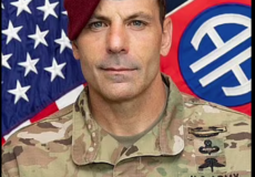 صورة العنصر العسكري الأخير الذي غادر أفغانستان وهو الميجر جنرال "كريستوفر دوناهو" ذو ٥٢ ربيعا