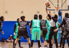 منيرة الحشاش تدير مباراة كرة سلة بالكويت