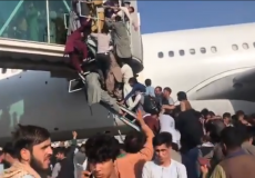 مواطنون أفغان حاولوا الركوب على متن طائرة أميركية
