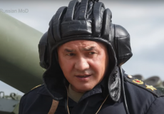 وزير الدفاع الروسي سيرغي شويغو أثناء قيادته احدى الدبابات لاختبارها