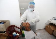 طبيب يجري فحص كورونا لأحد المواطنين في غزة