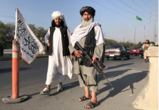 صورة لأحد مقاتلي حركة طالبان يقف على أحد الحواجز في منتصف العاصمة الأفغانية كابل "وكالة رويترز"