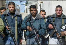 صورة أرشيفية للاسير زكريا الزبيدي وعدد من مقاتلي كتائب شهداء الأقصى