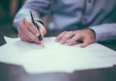 توقيع اتفاقية  - توضيحية