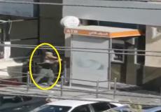 مواطن أردني يحطم واجهة بنك في عمان.jpg