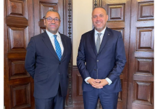 حسام زملط مع وزير الدولة للشؤون الخارجية البريطاني جيمس كليفيرلي