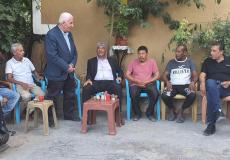 الأحمد خلال زيارة عائلات الأسرى