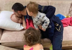 فلسطيني يُقبل طفله قبيل لحظات من اعتقال الاحتلال له