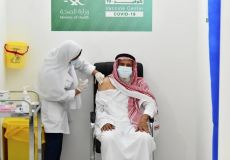 صورة أرشيفية لموظفة صحة سعودية تعطي مواطنا سعوديا جرعة مضادة من لقاح كورونا