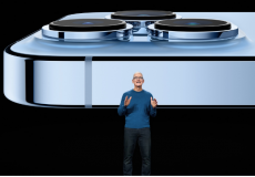 صورة المدير التنفيذي لشركة أبل " تيم هوك" أثناء الأعلان عن اصدار هاتف أي فون ١٣ صورة "EPA"