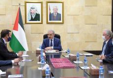 جانب من اجتماع اشتية بالوفد الأميركي