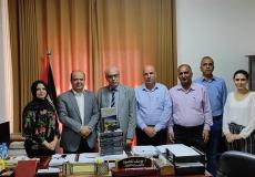 وكيل "الاعلام" يستلم أكبر موسوعة عربية وفلسطينية لأعلام فلسطين