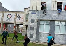 لحظة هروب الطلاب من المدرسة اثناء اطلاق النار