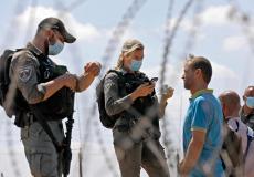 قوات الاحتلال تستجوب العمال الفلسطينيين