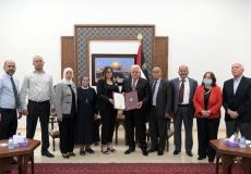 الرئيس يمنح فريال سالم قرط نجمة الحرية