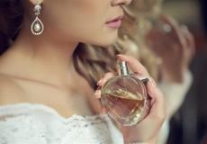 هل يجوز تعطر المرأة خارج البيت