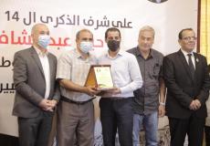حكمت يوسف مدير وكالة سوا الاخبارية خلال تسليمه درع التكريم