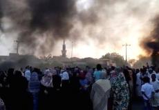 تجمع الناس في شوارع الخرطوم يوم الاثنين وسط أنباء عن الانقلاب