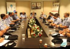 اللواء يوسف الحلو مدير عام الشرطة الفلسطينية خلال الاجتماع