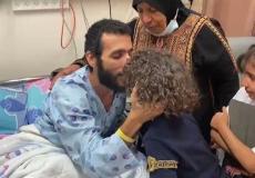 أول صورة للأسير كايد الفسفوس منذ بدء إضرابه عن الطعام قبل 92 يومًا برفقة عائلته، وذلك بعد قرار محكمة الاحتلال تجميد اعتقاله الإداري