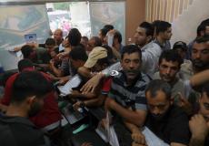 صورة للمواطنين أثناء تقديم أوراقهم للعمل داخل الخط الأخضر