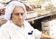 حسن أشكناني "أبو رائد" أقدم بائع تمور في سوق المباركية بالكويت