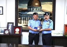 اللواء يوسف الحلو يكرم ضباط شرطة لتميزهم وكفاءة أدائهم المهني في رام الله