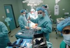 فريق أطباء أجروا عملية تغيير مفصل