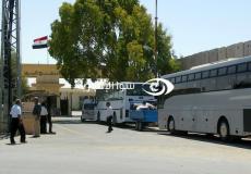 حافلات تنتظر أمام بوابة معبر رفح البري