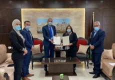 وزارة الصحة تتسلم مستلزمات وأجهزة طبية من جمعية قطر الخيرية