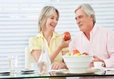 أطعمة صحية يجب على كبار السن تجنبها