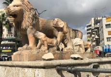 مشهد لأسود المنارة بعد تحطيمها