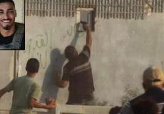 لحظة مقتل الجندي الإسرائيلي على يد فلسطيني عند حدود غزة