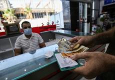 صرف المساعدات الإنسانية النقدية للأسر المتعففة في غزة