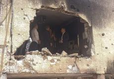 وفد تشيكي يعاين أحد الصواريخ التي ضربت منطقة بتاح تكفا شرقي تل ابيب