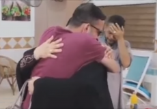 شاب من غزة يفاجئ والديه بحضوره المفاجئ بعد غياب 8 سنوات