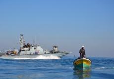 زوارق الاحتلال تستهدف قوارب الصيادين