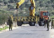 قوات الاحتلال تُغلق شارع فرعي في الخليل بمكعبات إسمنتية 
