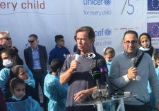 ممثل الاتحاد الاوروبي يتحدث في محطة تحليه المياه وسط قطاع غزة