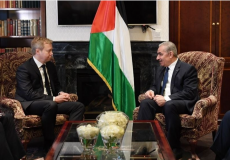 رئيس الوزراء الفلسطيني محمد اشتية مع المبعوث الأوروبي لعملية السلام في الشرق الأوسط سفين كوبمانز