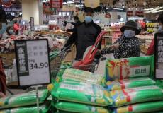 الصين تدعو مواطنيها إلى تخزين المواد الغذائية