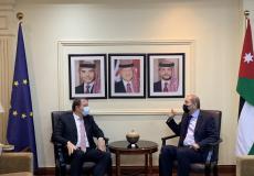 وزير الخارجية الأردني أيمن الصفدي مع المفوض الأوروبي لشؤون التوسع والجوار في الاتحاد الأوروبي أوليفر فارهيلي