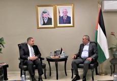 حسين الشيخ يبحث مع السفير المصري آخر المستجدات السياسية 