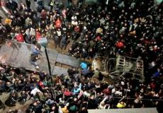 احتشاد الشبان حول المركبة الإسرائيلية