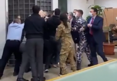 عناصر من الجيش اللبناني أثناء تدافعهم أمام بوابة أحد المصارف في بيروت