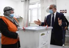 رئيس الوزراء يتفقد مراكز الاقتراع في عدد من قرى شرق رام الله